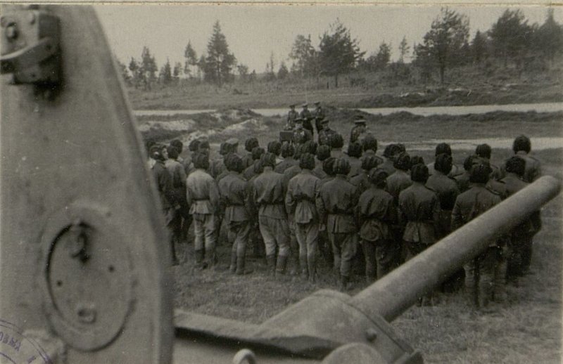 Фотография: Начальник штаба бригады подполковник Киселев зачитывает о вручении м/части экипажам