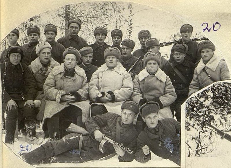 Фотография: Командование бригады среди группы разведки 2-го батальона захватившей языка (январь 1943 г.)