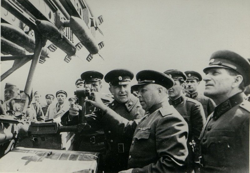 Фотография: Генерал-полковник товарищ Бюрюзов вручает ордена Советского Союза болгарским генералам и офицерам