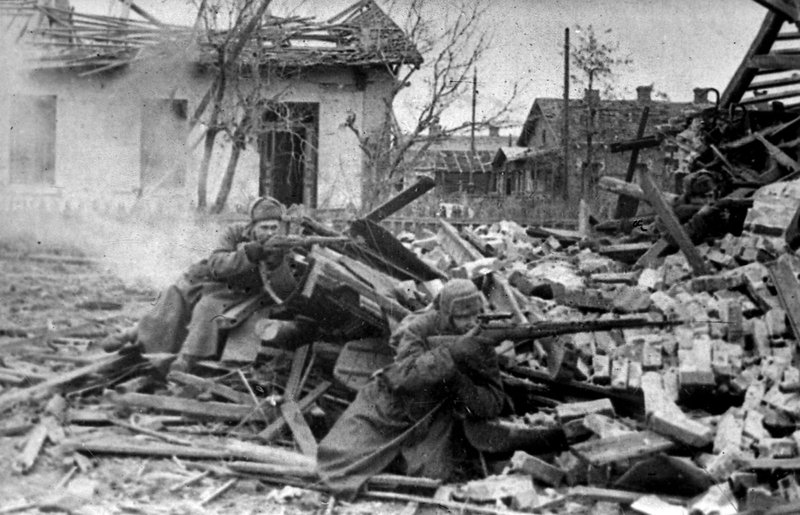 Стрелки подразделения лейтенанта Рогова ведут бой на одной из окраин Сталинграда (справа – снайпер)