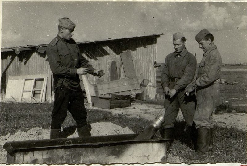 Фотография: Старший техник-лейтенант Могилевский, ефрейтор Погневая позицияов, ефрейтор Самвольский ремонтируют металлические винты