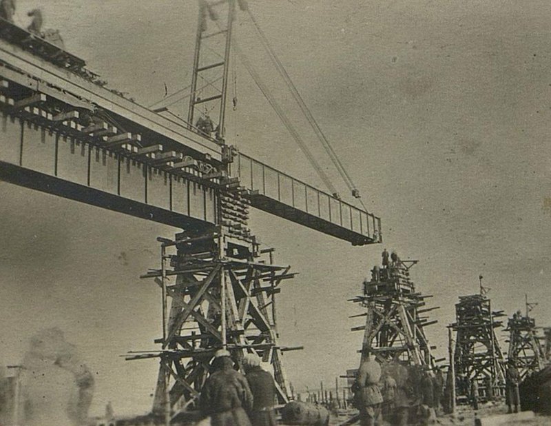Фотография: Накатка фермы краном-пилоном