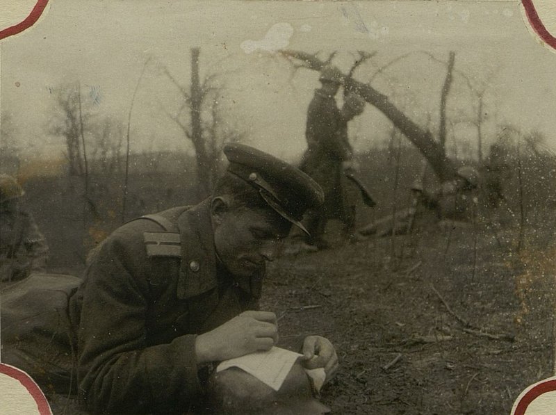 Фотография: Комсорг 1 батальона 108 стрелкового полка мл. лейтенант Шохов за выпуском боевого листка