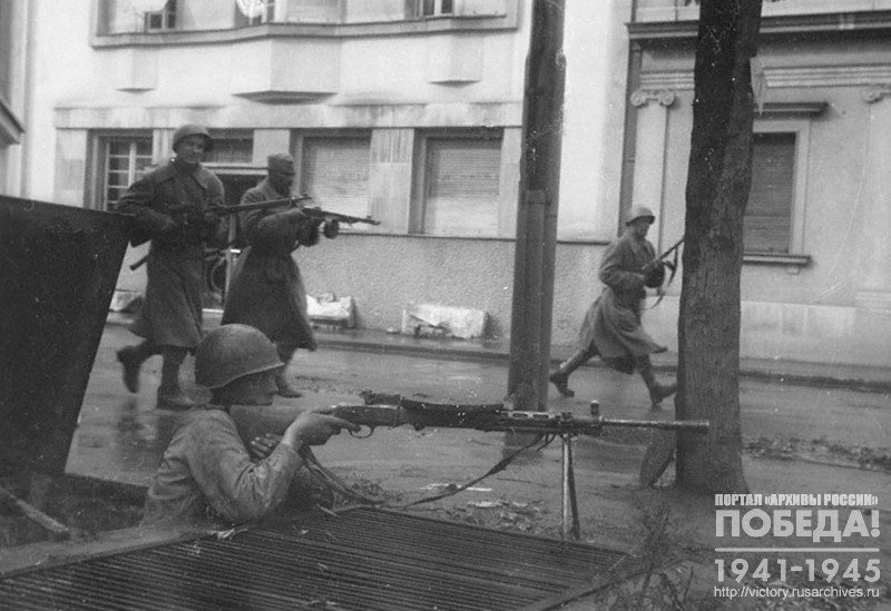 Бойцы югославской армии ведут уличный бой в Белграде