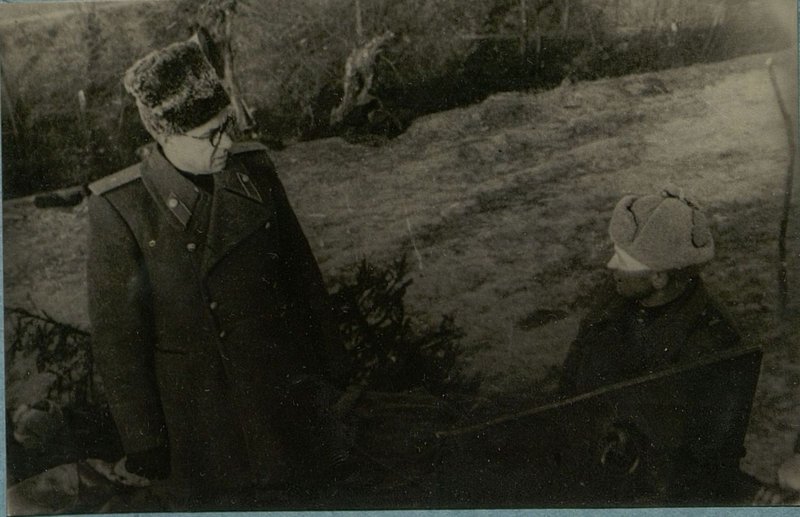 Фотография: Генерал-лейтенант Козлов и генерал-майор Воронов осматривают боевую технику