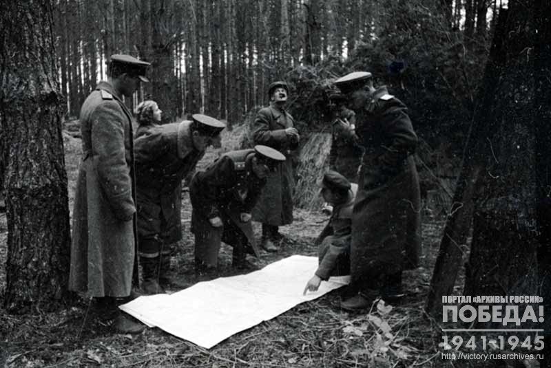 Command of the 17th Guards Corps of the 13th Army over the map before crossing the Dnieper