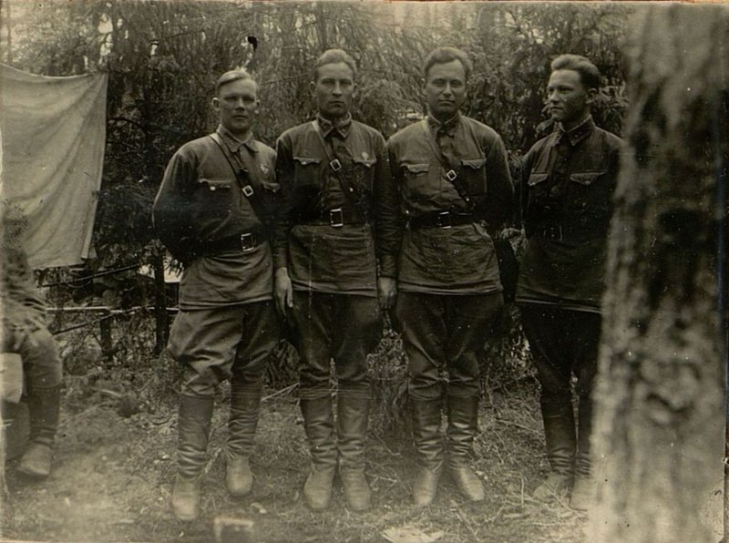Фотография: Слева направо: Командир 2 стрелкового батальона Старший лейтенант Захаров, отсекр Комсомольского бюро полка мл. политрук Михайлов, комиссар 2 стр. батальона ст. политрук Салтыков и ПНШ-1 Старший лейтенант Крупина