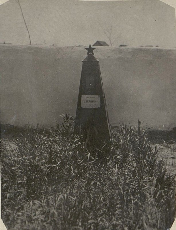 Image: Military burial of Major Pyotr Illarionovich Gaidarenko, Skidel, on Sovetskaya Square
