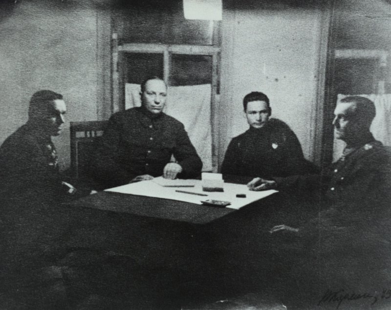 Допрос генерал-фельдмаршала Паулюса. Слева направо: генерал-полковник К.К. Рокоссовский, маршал артиллерии Н.Н. Воронов, майор переводчик Н.Д. Дятленко, генерал-фельдмаршал Паулюс