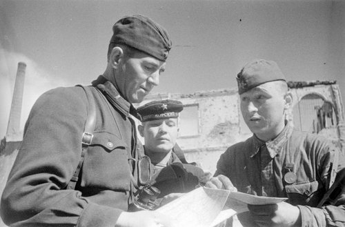Разведчики В.А.Суняйкин и И.С.Муромцев докладывают капитану А.И.Погорелову о результатах разведки в районе г. Новороссийска