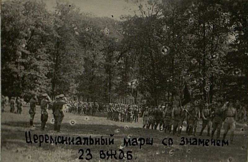 Фотография: Церемониальный марш со знаменем 23 ВЖДБ (восстановительный железнодорожный батальон)