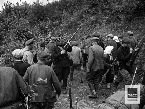 Бойцы партизанского отряда при получении оружия