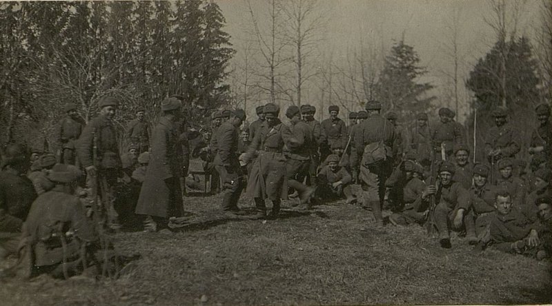 Фотография: II рота после митинга. Танцуют политрук роты старший политрук Кузьменко и сержант. Желтов