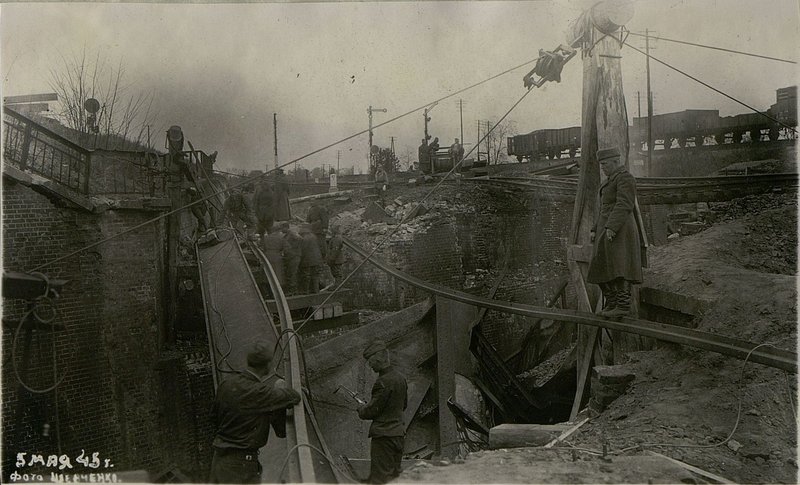 Фотография: Резка обрушенного пролетного строения на левом путепроводе