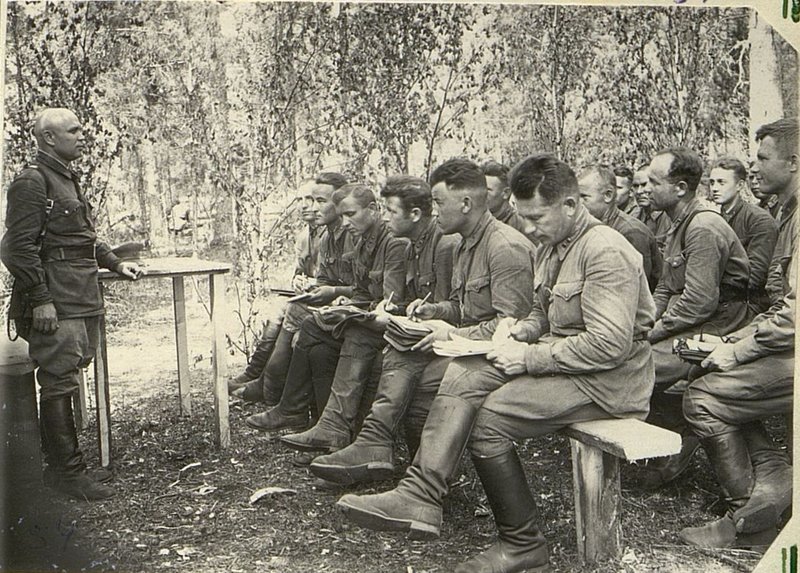 Фотография: Группа политсостава на занятиях. 1-я конференция боевого актива