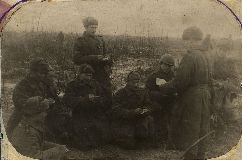 Фотография: Лучший парторг роты товарищ Плехоткин ставит задачу перед партийным активом по доведению до бойцов и командиров доклада и приказа товарища Сталина о 26 годовщине Октября