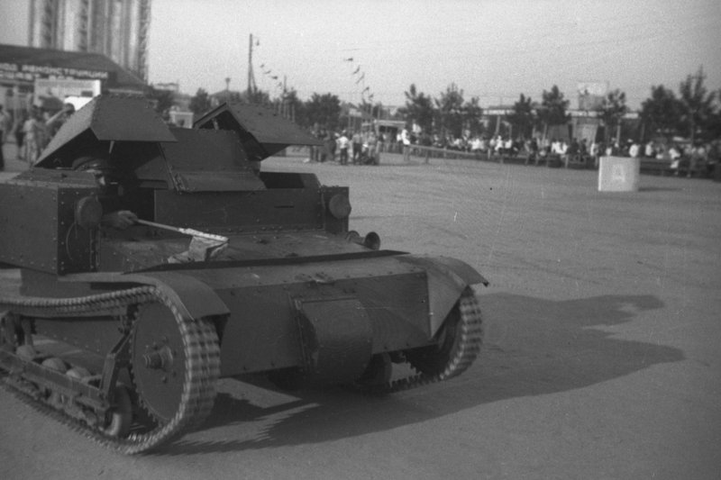 «Советская танкетка Т-27 раннего образца со снятым пулемётом.»