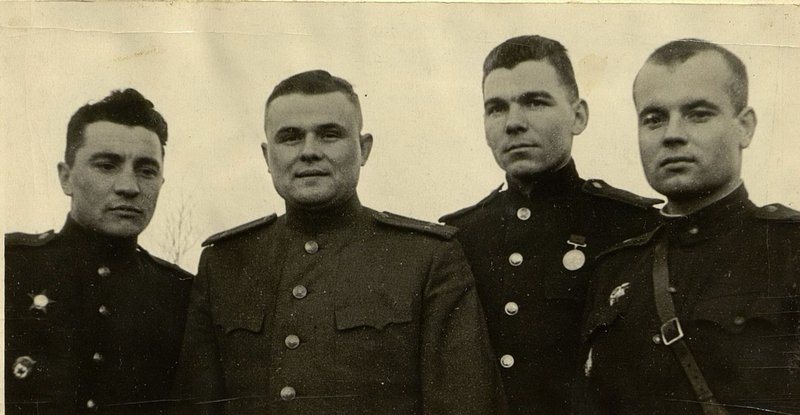 Фотография: Группа командного офицерского состава 28 стрелковго (слева направо) командир  2 стрелкового батальона гвардии майор Анфиногенов награжден орденом. Александра Невского и Красного Знамя, командир полка гвардии подполковник Пасько награжден орденом Суворова 3 степени, Командир 4 трелкового батальона гвардии майор Горовец - награжден орденом Красное Знамя, командир 3 стрелкового батальона гвардии майор Ципурка награжден орденом Красного Знамя