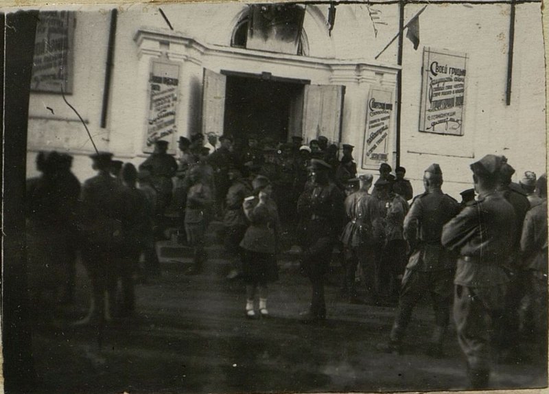 Image: Excursionists of the exhibition at the entrance of the main pavilion