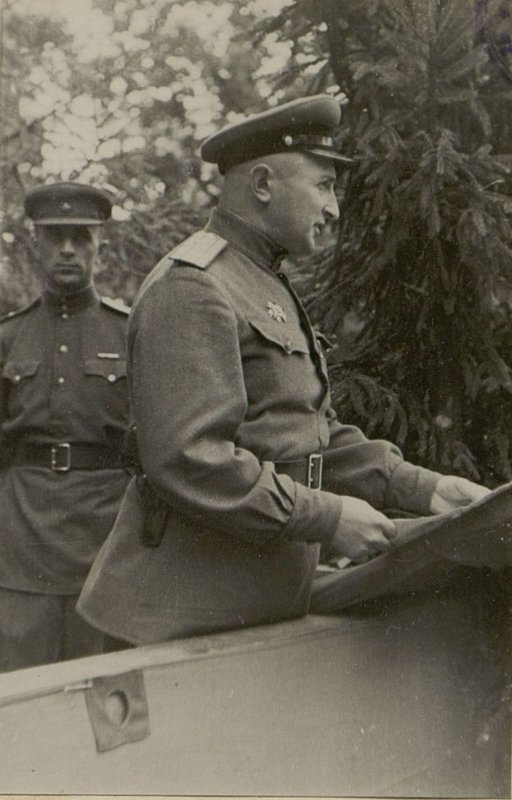 Фотография: Полковник Кудрявцев поздравляет танкистов с 3й годовщиной бригады