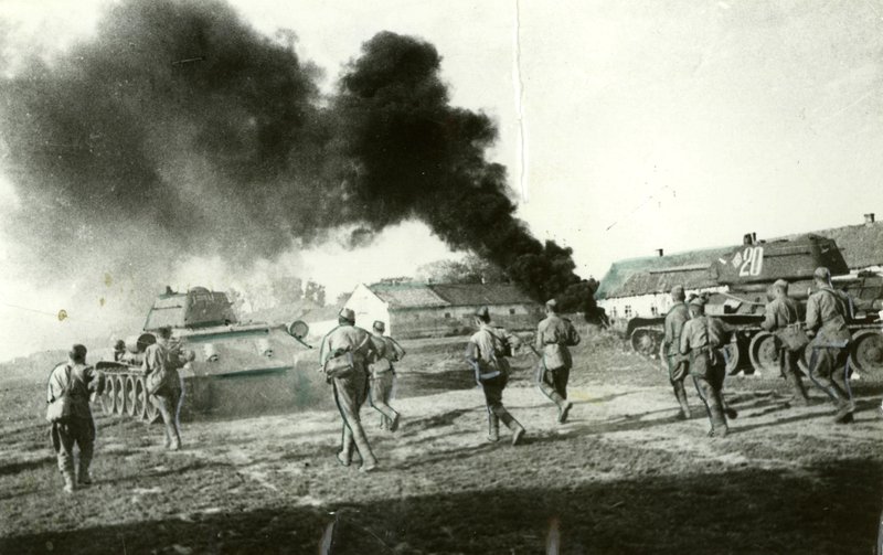 Attack of a Red Army unit on the positions of German-fascist troops in the area of the Voronezh Agricultural Institute. 1942