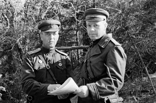 Подполковник Ф.И. Решетников и начальник штаба полка гвардии майор И.В. Блинов у входа в блиндаж