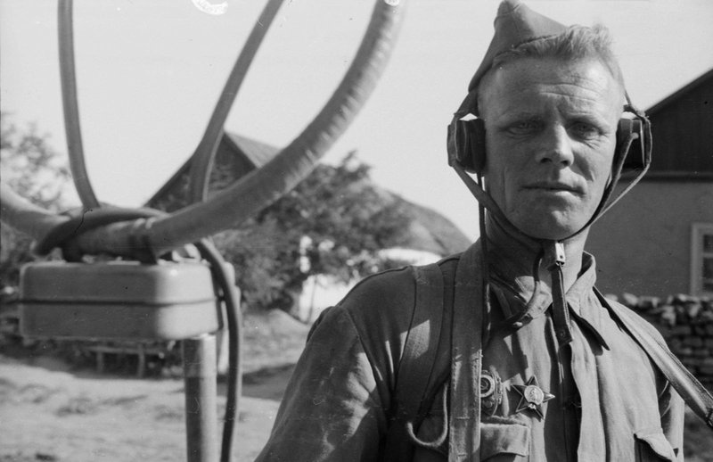 The best sapper of the unit, Sergeant Major V. Pinenkov, awarded the Order of the Red Star and the badge "Excellent sapper"
