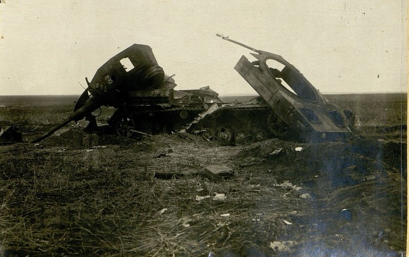 Фотография: Немецкий танк после двух попаданий 152 мм снарядов в башню. Разбит на выс. 248.5 (район Паныри) 8.7.43 г. огнем 1-ой батареи 86 ТГАБр при стрельбе с закрытой огневой позиции по группе атакующих танков