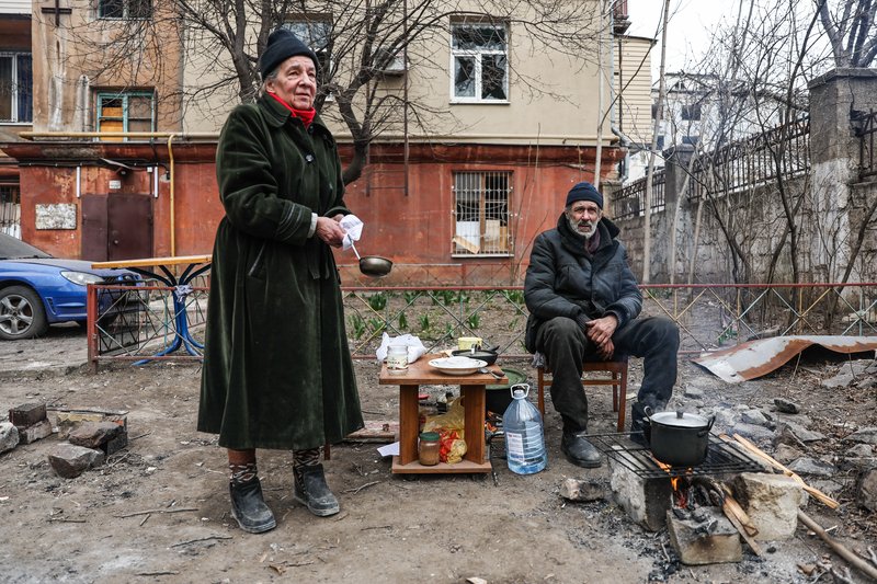 Ситуация в Мариуполе (местные жители во дворе жилого дома)