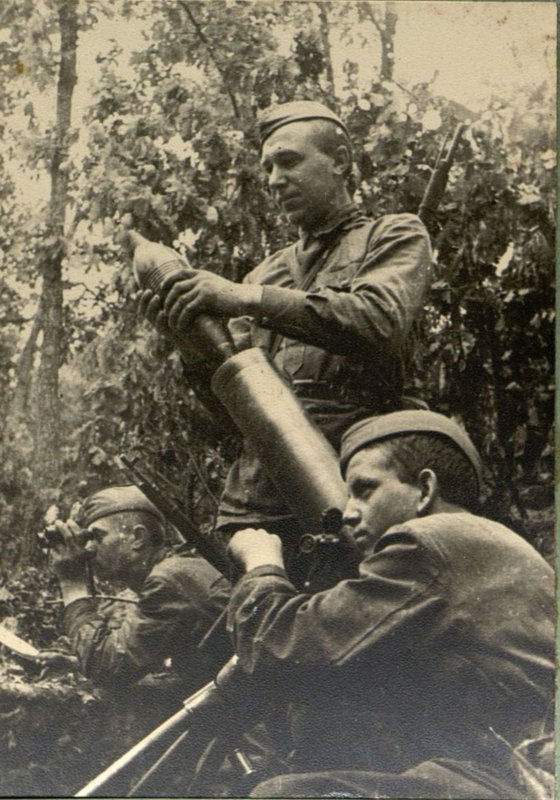 Фотография: Наводчик Багисин, краноармеец Кальдишев