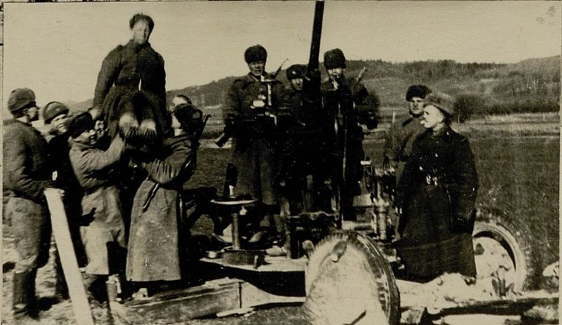 Фотография: Восхищенные работой зенитчиков, гвардейцы-минометчики качают наводчика орудия младшего сержанта Давыдова М.Н.