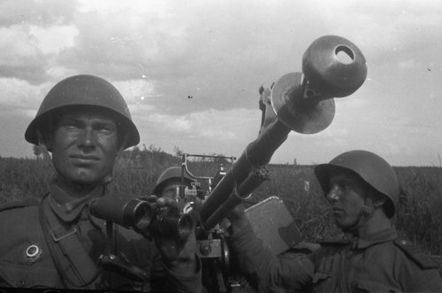 Зенитчики Сидорович Ф.А. и Панфилов П.Н., награждённые медалью "За отвагу"