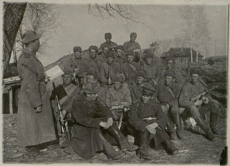 Фотография: Старший лейтенант Аулов проводит политические занятия
