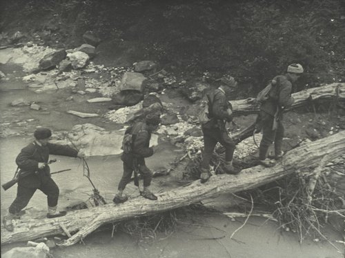 В лагере партизан. Разведчики отправляются в тыл противника
