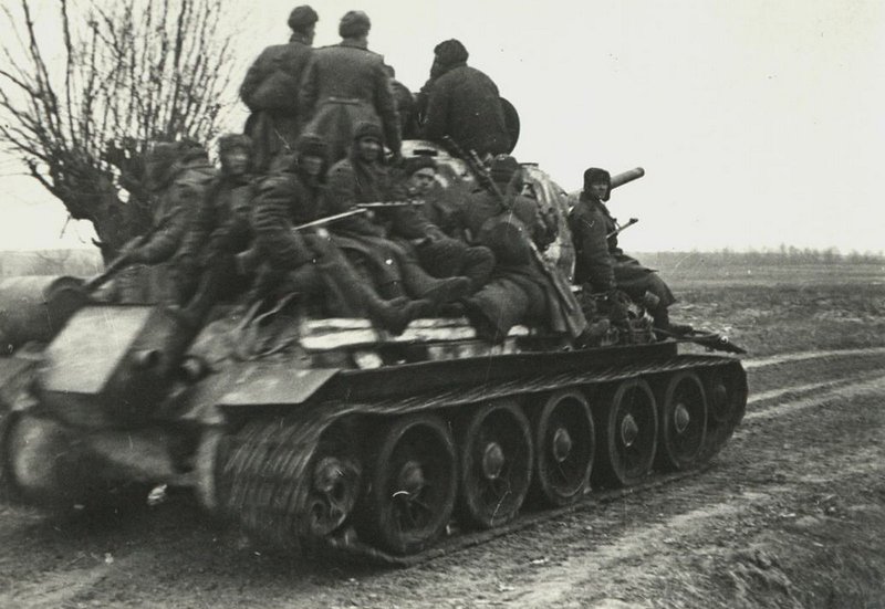 Soviet soldiers on tank armor during the march on Berlin
