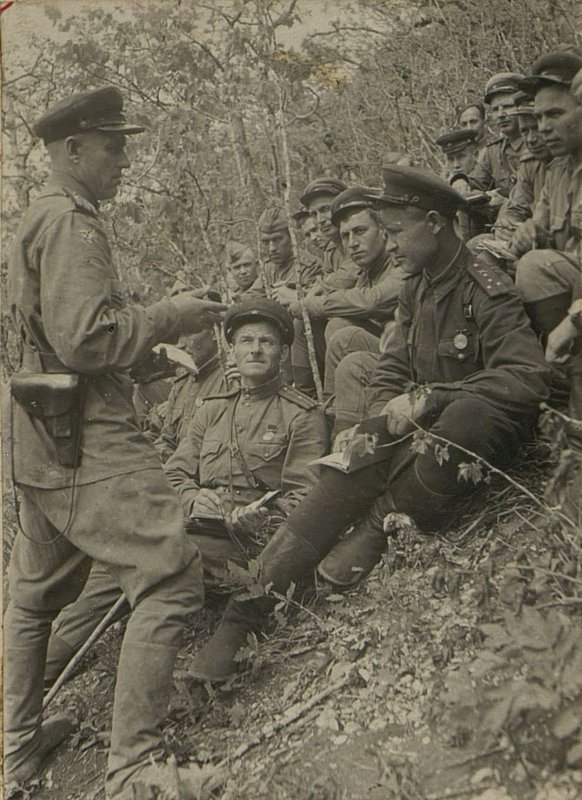 Фотография: Командир полка подполковник Ахтырченко П.Г. проводит разбор проведенной боевой операции, со старшим и средним комсоставом. После этого им была прочитана лекция на тему: "Система немецкой обороны".
