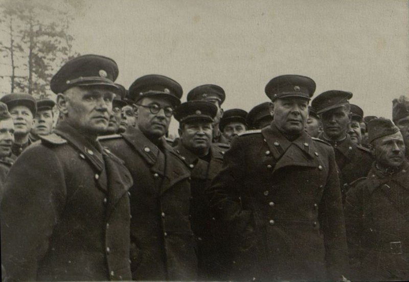Image: Members of the Military Council, generals and officers monitor the course of combat training and inspect military equipment