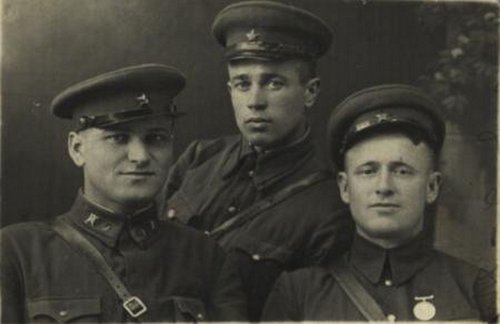 Разведчики 16-го пограничного полка. Слева - Анатолий Руденко, справа - Николай Дрога