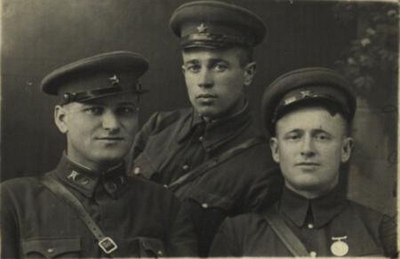 Разведчики 16-го пограничного полка. Слева - Анатолий Руденко, справа - Николай Дрога