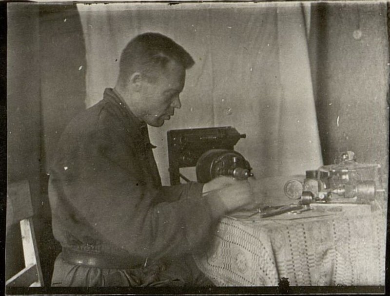 Фотография: Часовщик младший Сержант  Кобезев у сконструированного им станочка точки осей