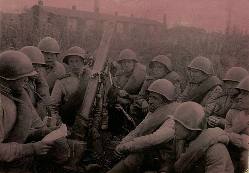 Image: Komsomolets-reader Batkin in a group of fighters with a lightning leaf
