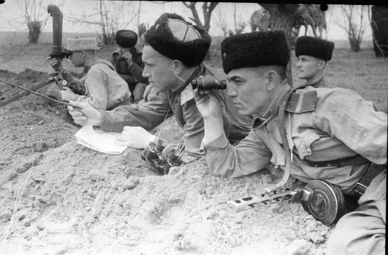 Начальник разведки части М.Я. Полищук ставит задачу ст. сержанту Н. Неазалиеву. 3-й Украинский фронт, 30-я дивизия