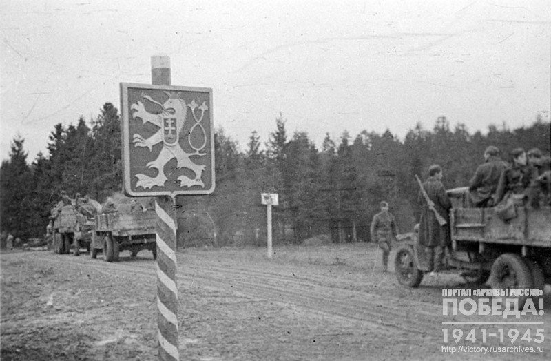 Советские и чехословацкие войска проходят через границу Чехословакии (перевал Дукля)