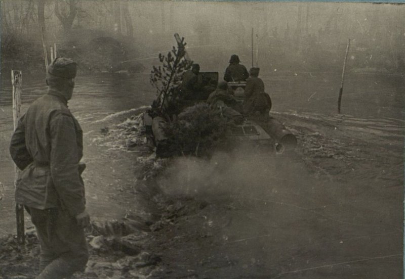 Фотография: Танкисты дважды Героя Советского Союза полковника Якубовского переправляются через Шпрее