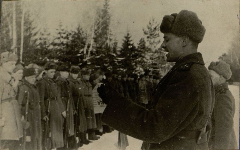 Фотография: Капитан Ульянченко зачитывает праздничный приказ Верховного Главного Командующего