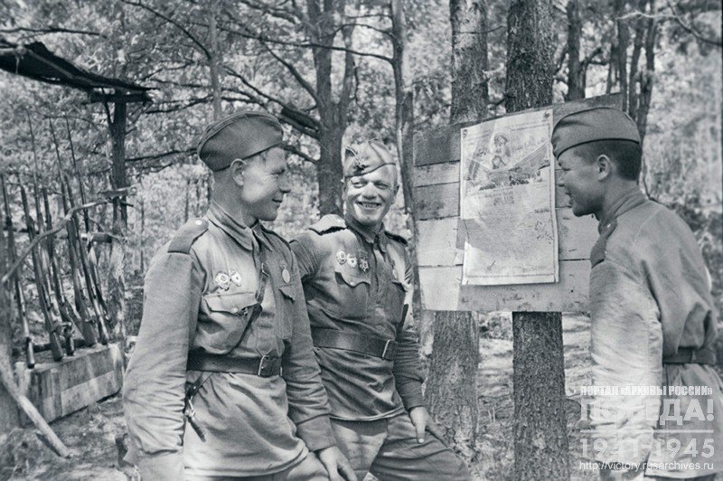 Guards mortar men read the Combat leaflet