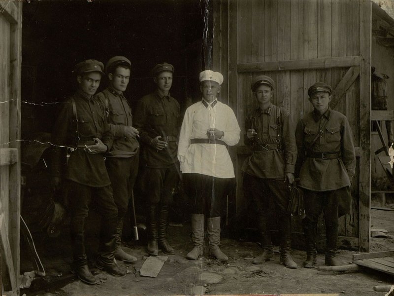 Фотография: Справа налево: уполномоченный секретно - политического отдела - Булатов, - Топорашев, уполномоченный ОО - Девяткин, Начальник опер - Гаевский, помощник командира дивизии - Кашицин, штатный практикант