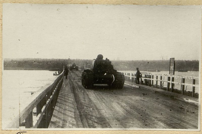 Image: Let go the column of tanks "KV" on the bridge