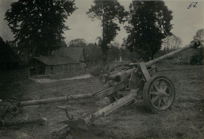 Фотография: Брошенные на огневой позиции немецкие орудия. Полоса действия 95 стрелкового корпуса