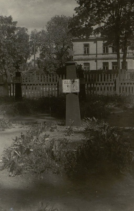 Фотография: Воинское захоронение солдат Боброва И.Я., Шеретюха Н.А., Ветрокон, Козлова И.М.